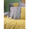 Lenjerie de pat din bumbac ranforce 100% cu model brodat și blocuri de culoare în nuanțe de galben și gri, decorată cu motive folclorice și detalii tradiționale