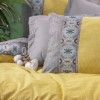 Lenjerie de pat din bumbac ranforce 100% cu model brodat și blocuri de culoare în nuanțe de galben și gri, decorată cu motive folclorice și detalii tradiționale