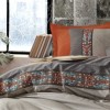 Lenjerie de pat Folk Art True Tarcin din bumbac 100% ranforce cu design bicolor și broderii în nuanțe de portocaliu și gri, ideală pentru un decor autentic și rafinat.
