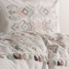 Lenjerie de pat Asilo Brown, bumbac 100%, cu model geometric maro, bej și albastru deschis, decorată cu ciucuri colorate.