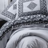 lenjerie pat bumbac 100%, lenjerie cu ciucuri, lenjerie alb negru, lenjerie pat ranforce, lenjerie elegantă, lenjerie pat decor modern, lenjerie motive geometrice, lenjerie pat design sofisticat, lenjerie pat Degno-Black