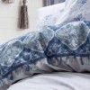 Lenjerie de pat Jeny-Blue cu motive albastre și albe, imprimeuri geometrice și ciucuri decorativi