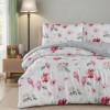 Lenjerie pat Parret First Choice din bumbac 100% ranforce cu elastic si imprimeu cu pasarele roz flori si fluturi pe fundal deschis