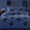 Lenjerie de pat din bumbac 100% ranforce model Cordelia cu design romantic de inimi roșii pe fundal alb.