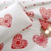 Lenjerie de pat din bumbac 100% ranforce model Cordelia cu design romantic de inimi roșii pe fundal alb.