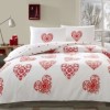 Lenjerie de pat din bumbac 100% ranforce model Cordelia cu design romantic de inimi roșii pe fundal alb.