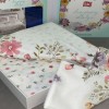 Lenjerie de pat din bumbac 100% ranforce model Victoria cu design floral fosforescent în nuanțe de roz, portocaliu și verde.