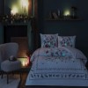 Lenjerie de pat din bumbac 100% ranforce, fosforescenta, model Charm cu motive de Craciun - globuri, steluțe și crenguțe de ilex