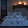 set lenjerie Craciun TAC Mistovia in dormitor, detaliu imprimeu Craciun fosforescent TAC Mistovia