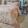 Lenjerie pat dublu satin TAC Camile Pembe cu imprimeu floral roz piersica si crem, efect acuarela