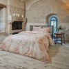 Lenjerie pat dublu satin TAC Camile Pembe cu imprimeu floral roz piersica si crem, efect acuarela