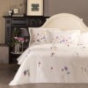 Lenjerie pat dublu satin TAC Pauline lila cu imprimeu floral delicat, flori de camp lila, mov, roz, galben si bleu pe fundal ivory