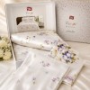 lenjerie pat dublu satin TAC Claudine cu imprimeu floral pastelat, flori roz, mov, bleu si fluturi pe fundal alb