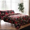Lenjerie de pat dublu neagră din satin cu flori roșii și verzi, model Despina, 6 piese