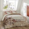 Lenjerie de pat Mariela cu imprimeu digital cu flori delicate, în nuanțe de crem și roșu, din bumbac satinat 100%, set de 6 piese