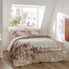 Lenjerie de pat Mariela cu imprimeu digital cu flori delicate, în nuanțe de crem și roșu, din bumbac satinat 100%, set de 6 piese