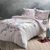 Lenjerie de pat albă Sadler din satin de bumbac cu flori în nuanțe de roz, albastru și violet, frunze gri și fluturi colorați, set TAC