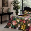 lenjerie pat dublu satin TAC Seraphina cu imprimeu floral lalele trandafiri narcise si zambile pe fundal verde