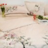 lenjerie pat dublu satinata TAC Mosca cu imprimeu floral magnolii albe si trandafiri roz pe fundal crem