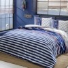 Lenjerie de pat dublu bumbac 100% Ranforce, cearșaf elastic 160x200 cm, design nautic cu dungi albastre și albe.