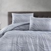Lenjerie de pat Donis, model cu linii ondulate albe pe fundal gri, din bumbac 100% ranforce, 4 piese, cearsaf cu elastic, saltele 140x200 cm și 160x200 cm, design elegant