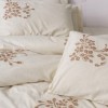 Lenjerie pat in si bumbac cu broderie florala, Cotton Box, Kaneli Bej – 6 piese, crem cu flori stilizate scorțisoara