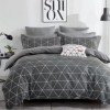 Lenjerie de pat percale cu modele geometrice triunghiuri albe pe fundal gri, set 6 piese, fabricată în România.