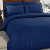 Lenjerie de pat albastru închis din satin cu detalii jacquard, model TAC Jakar Vision, realizată din bumbac 100% satinat.