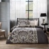 Lenjerie de pat din bumbac 100% satinat model Claudia Gri cu design baroc și detalii florale în nuanțe de gri și bej.