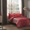 Lenjerie de pat din bumbac 100% satinat model Fabia Roșu cu design baroc și detalii florale în nuanțe de roșu și negru.