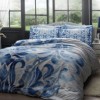 Lenjerie de pat din bumbac 100% satinat model Fabrice Albastru cu design floral și dungi în nuanțe de albastru și gri.