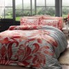 Lenjerie de pat din bumbac 100% satinat model Fabrice Roșu cu design floral și dungi în nuanțe de roșu și gri.