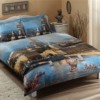 Lenjerie de pat Nikas bumbac cu design urban viu colorat pe fundal albastru și galben.