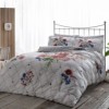 Lenjerie de pat din bumbac 100% satinat model Selby cu design floral în nuanțe vibrante de roșu, albastru și verde pe fundal alb.