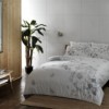 Lenjerie de pat din bumbac 100% satinat model Vanesa Gri cu design floral delicat în nuanțe de gri și alb.