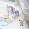 Lenjerie pătuț bebeluși bumbac 100% ranforce, model Dolly Unicorn, cu broderie unicorn colorat și mesaj „Dream Big” pe fundal alb, fețe de pernă asortate