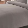 Lenjerie de pat gri deschis din satin cu dungi fine, model TAC Stripe King, realizată din bumbac 100% satinat.