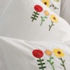 Lenjerie de pat Mina cu broderie florală în culori vii pe fundal alb și cearșafuri roz intens, bumbac ranforce, marca CottonBox.