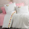 Lenjerie de pat Mina cu broderie florală în culori vii pe fundal alb și cearșafuri roz intens, bumbac ranforce, marca CottonBox.