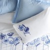 Lenjerie de pat Onella cu broderie florală albastră pe fundal alb, cearșaf albastru deschis, bumbac ranforce, marca CottonBox.