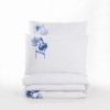 Lenjerie de pat Onella cu broderie florală albastră pe fundal alb, cearșaf albastru deschis, bumbac ranforce, marca CottonBox.