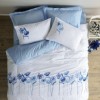 Lenjerie de pat Onella cu broderie florală albastră pe fundal alb, cearșaf albastru deschis, bumbac ranforce, marca CottonBox.