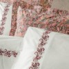 Lenjerie de pat brodata Voyager Pink, bumbac 100% ranforce, set 6 piese, alb cu broderie si imprimeu floral in nuante de roz si maro.