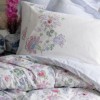 Lenjerie de pat Cotton Box din bumbac ranforce cu design floral vibrant în nuanțe de roz, mov, albastru și verde pe fundal alb
