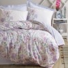 Lenjerie de pat Cotton Box din bumbac ranforce cu design floral vibrant în nuanțe de roz, mov, albastru și verde pe fundal alb