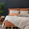 Lenjerie de pat Cottonbox Life Cinnamon din bumbac 100% ranforce, cu design geometric în nuanțe de scorțișoară și gri pe fundal bej