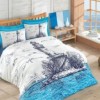 Lenjerie de pat din bumbac ranforce Lighthouse Blue cu design marin reprezentând un far și peisaj costier, în nuanțe de albastru și alb