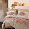 Lenjerie de pat Cottonbox Loreta Beige din bumbac 100% ranforce, cu model floral în nuanțe de bej și portocaliu pe fundal crem