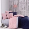 Lenjerie de pat din bumbac ranforce Cotton Box Plain Sport Dark Blue cu design modern în roz pal, albastru închis și alb.