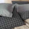 Lenjerie pat dublu cadrilată, model Siiras Gri/Bej, din 50% bumbac flanel și 50% poliester reciclat, textură călduroasă și sustenabilă